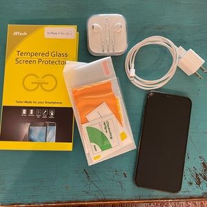 iPhone XS 64g Gold with Charger, Unopened Headphones & Screen Protector